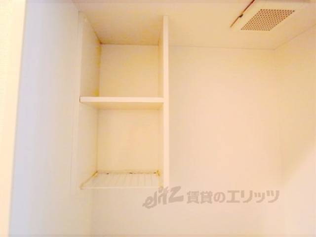 キッチン　上部収納　水切り棚付いています。