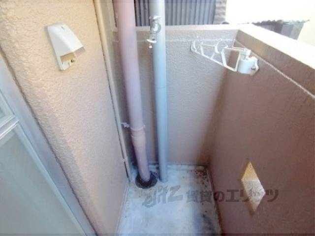 洗濯機置場　ベランダに洗濯機置けます。