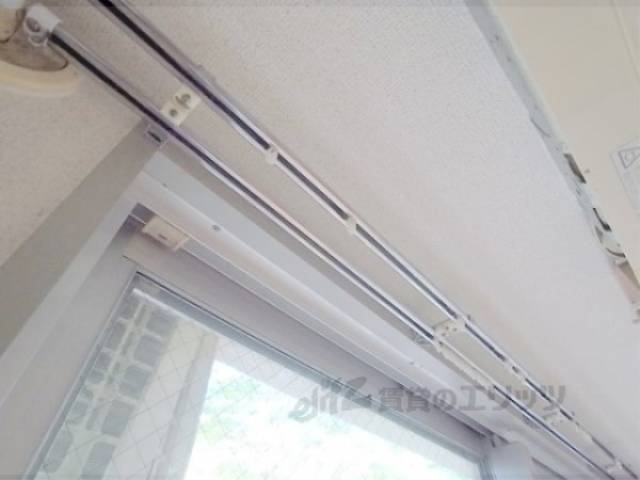 カーテンレール　2本付いています。