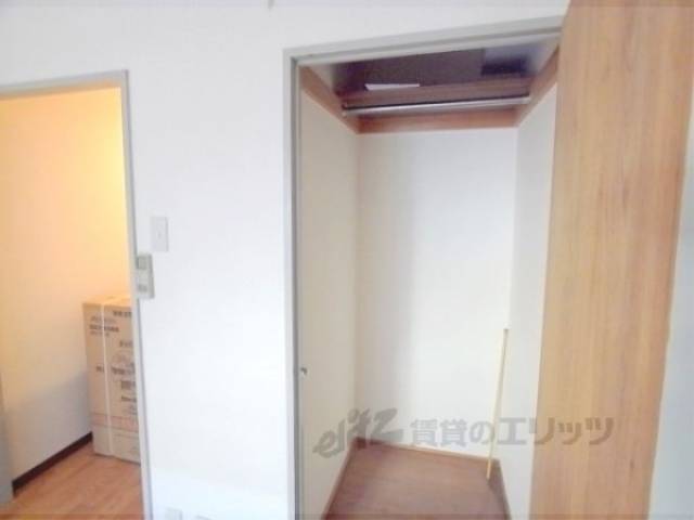 収納　ロングコートも吊る事が出来ます。