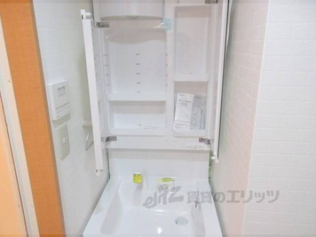 洗面所　収納：上