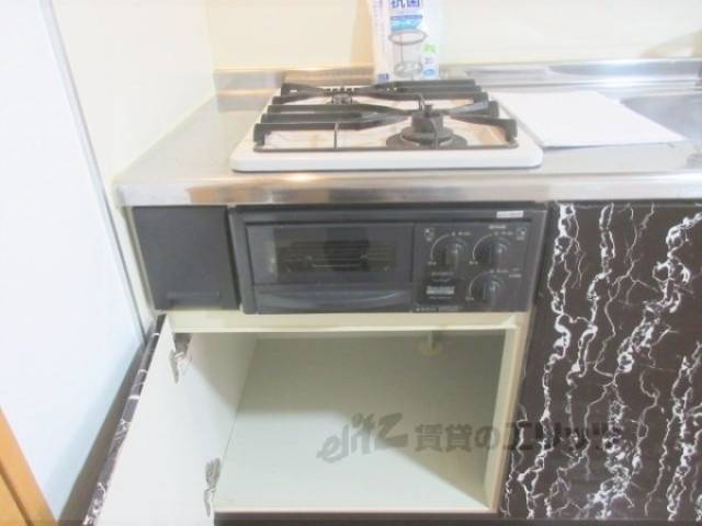 キッチン　収納：下