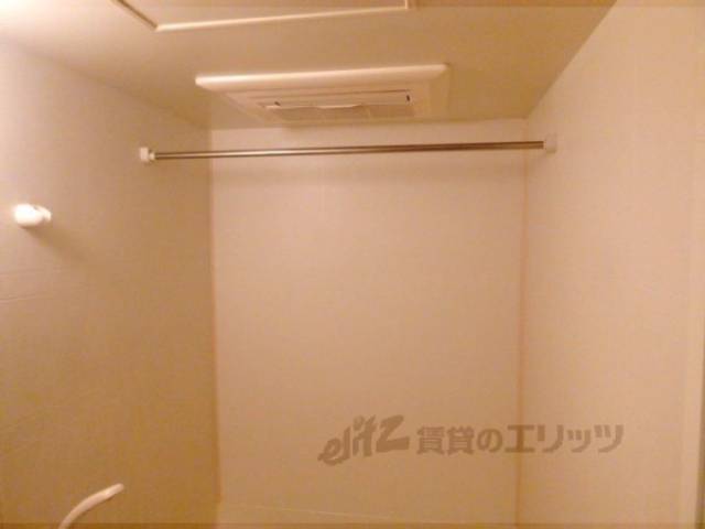 風呂　ハンガー掛けもついています。