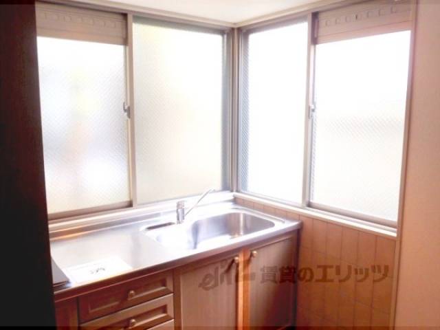 キッチン　窓があり明るいキッチン