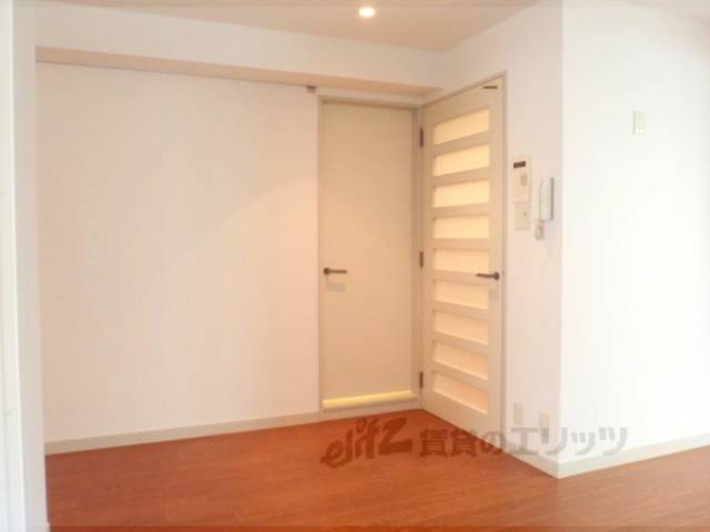 居室　幅のある収納が見えます