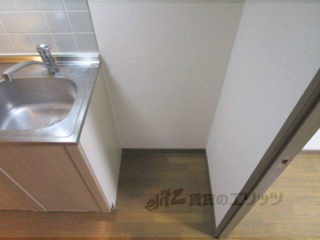 冷蔵庫置場　収納棚の上部