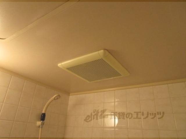 風呂　換気扇　収納棚の下部