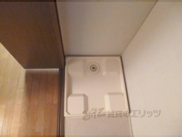 洗濯機置場　玄関横の下駄箱の横にあります。