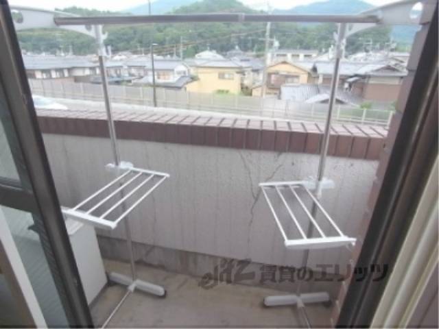 ベランダ　洗濯物干しがあります
