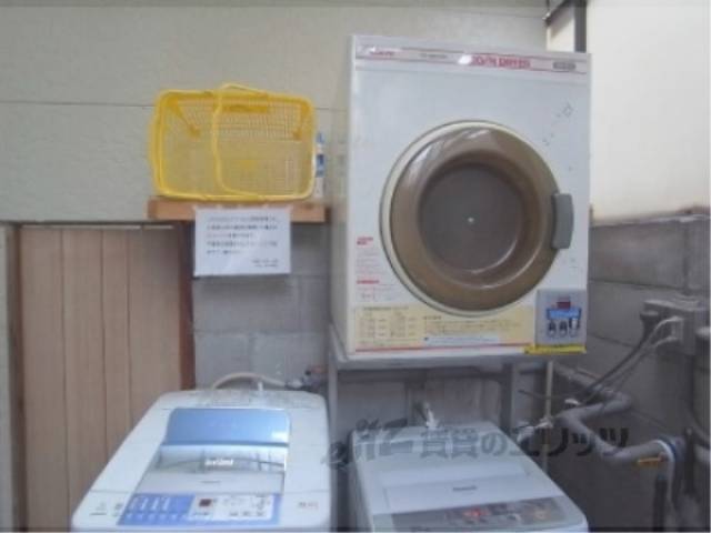 洗濯機置場　共同ランドリー　乾燥機もあります