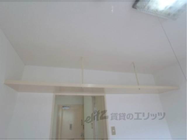 収納　洋室の上部に棚があります