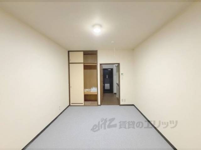 洋室　奥行き十分です。