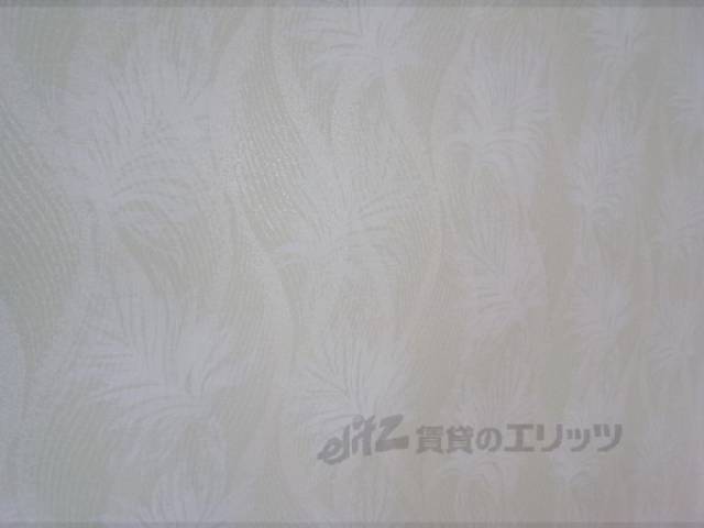 洋室　デザインクロスの柄アップ