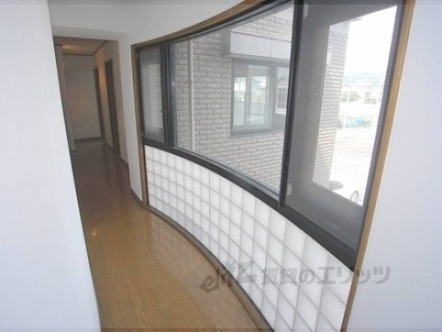 廊下　廊下にも窓がたくさんあります