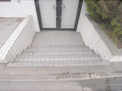 店舗正面前階段