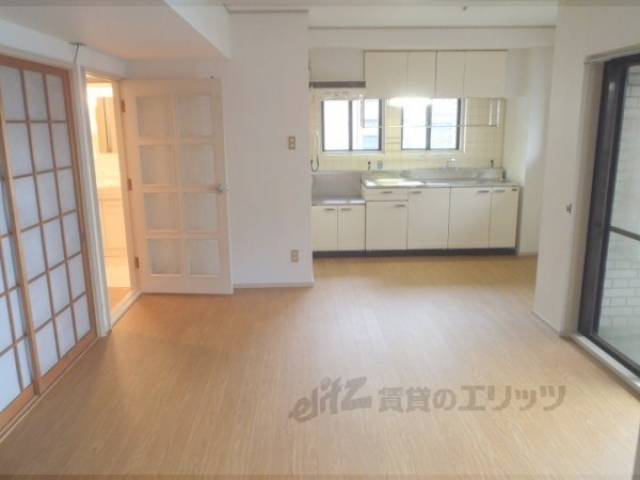 リビング　大きなテーブルも置けます。