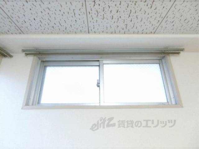 洋室小窓