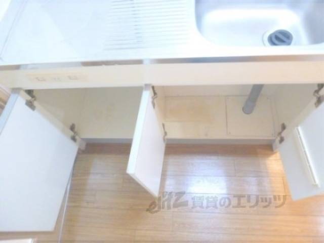 キッチン　収納棚の下部