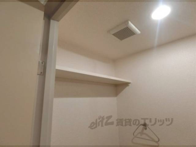 トイレ　トイレ上部棚
