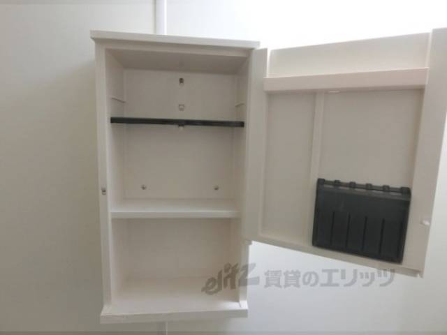 ユニットバス　鏡裏収納
