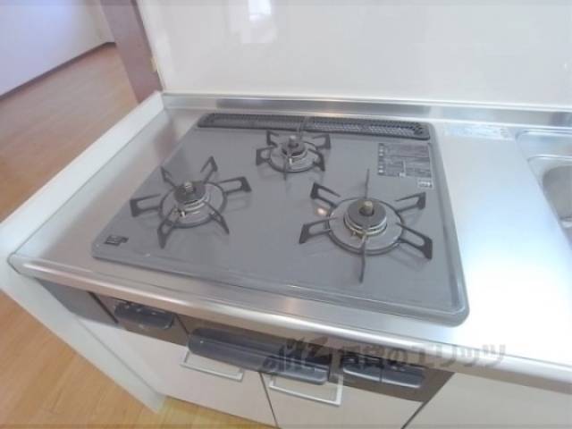 キッチン　三口コンロ