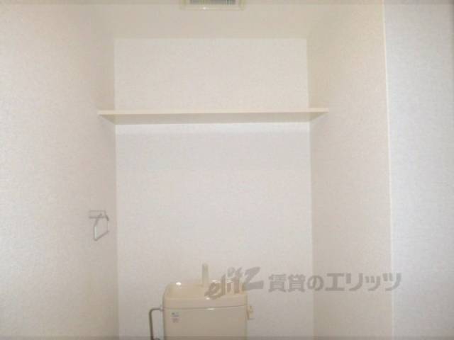 トイレ　棚があり便利です。