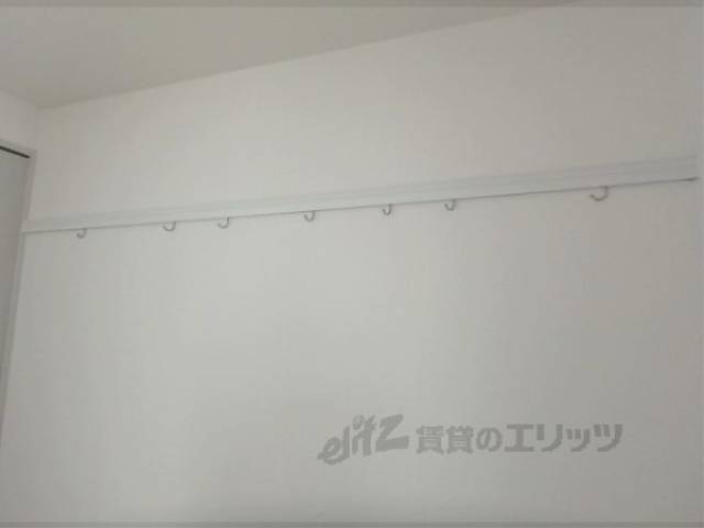 洋室　可動式物掛け