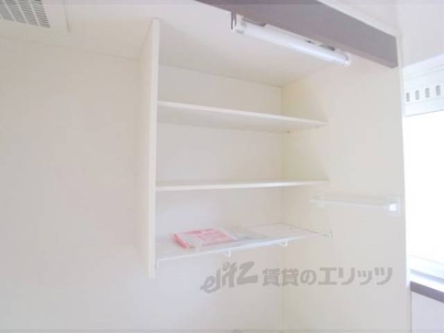 キッチン　上部収納　食器が置けます。