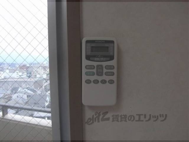 エアコンリモコン　窓の横です