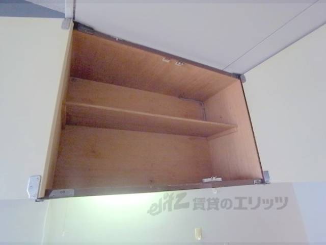 キッチン　上部収納　2段なので整頓しやすいですね。