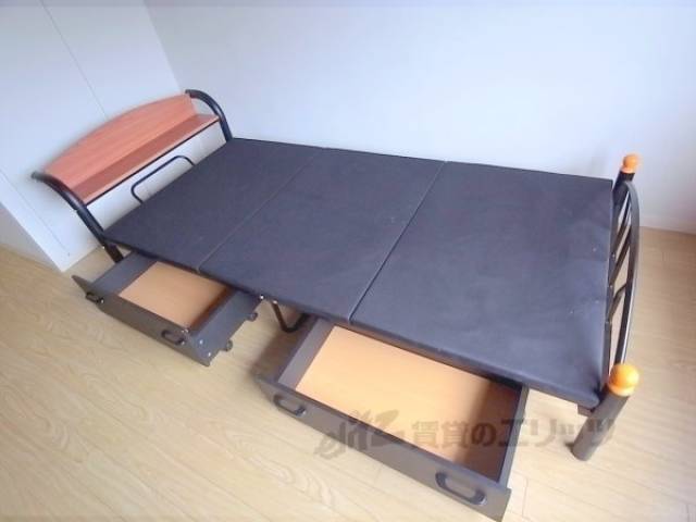 ベッド　ちゃんと収納も付いています。