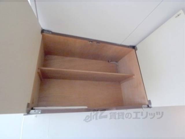 キッチン　上部収納　開いた状態です。