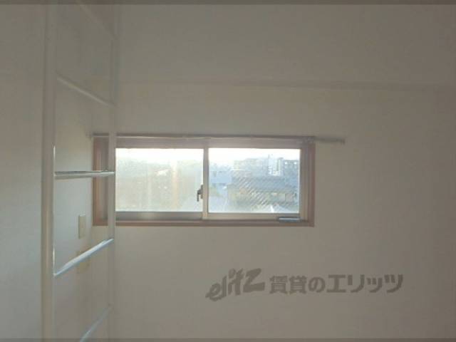 洋室　小窓