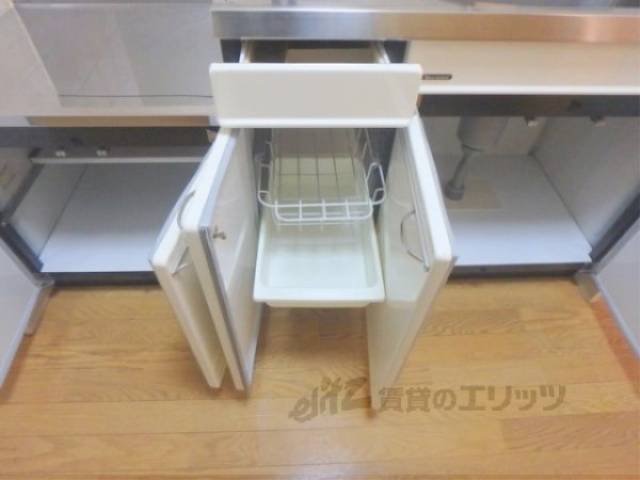 キッチン　収納　下部