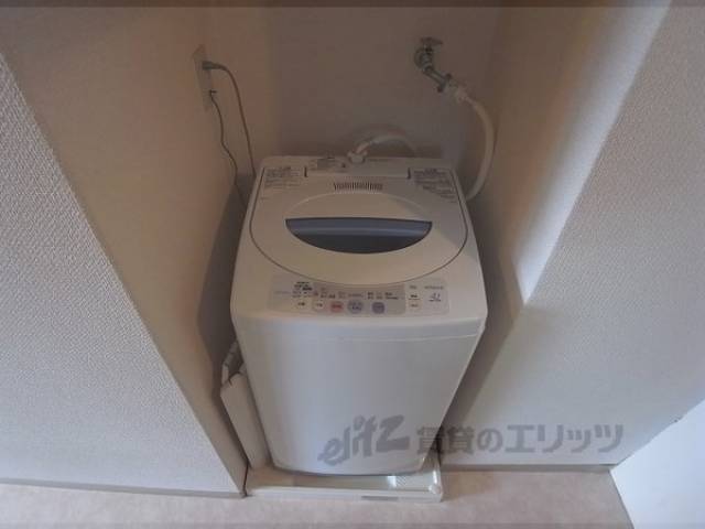 洗濯機置場　家具付きです