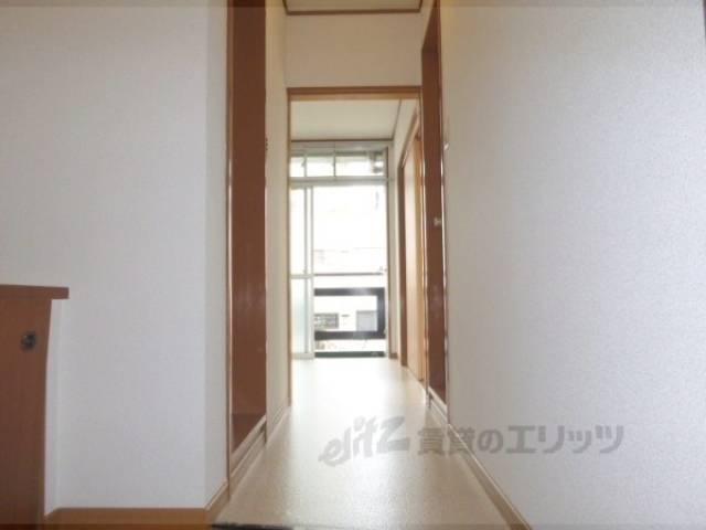 廊下　廊下を過ぎると広々としたキッチンです。
