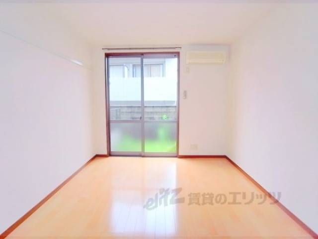 居室　陽もよく入り、明るいです。