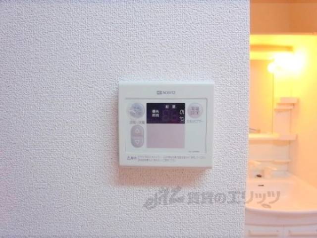 給湯器リモコン　お湯の温度調節が簡単にできます。