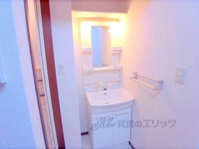 洗面所　独立洗面台付きで便利ですよ。