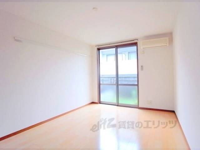 居室　築浅でまだまだきれいですよ。