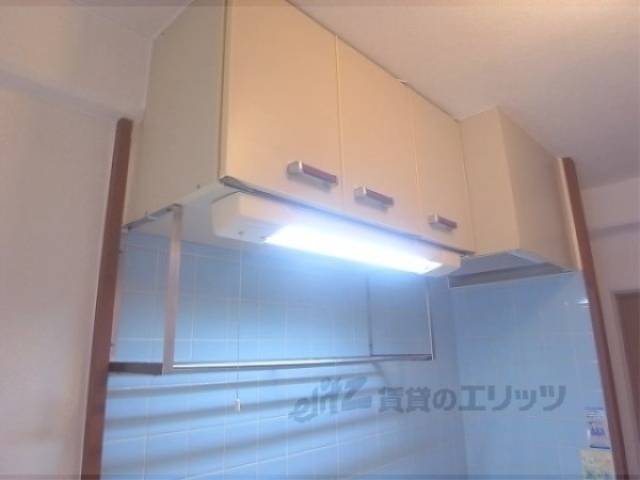 収納　キッチン上部