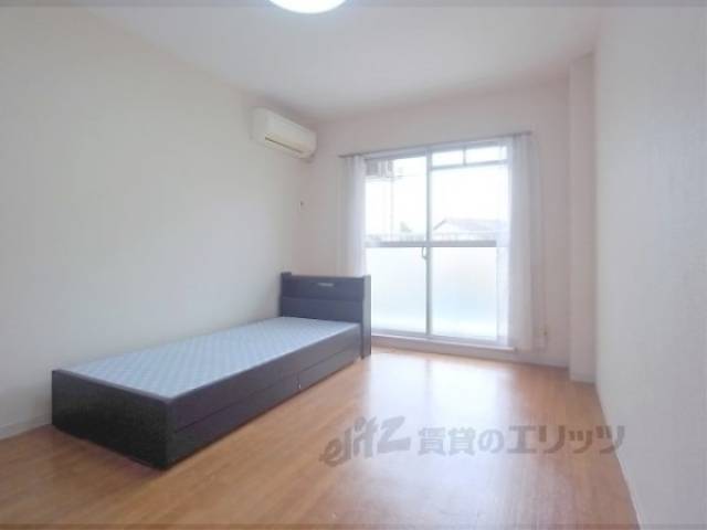 居室　陽が良く入り、明るいお部屋です。