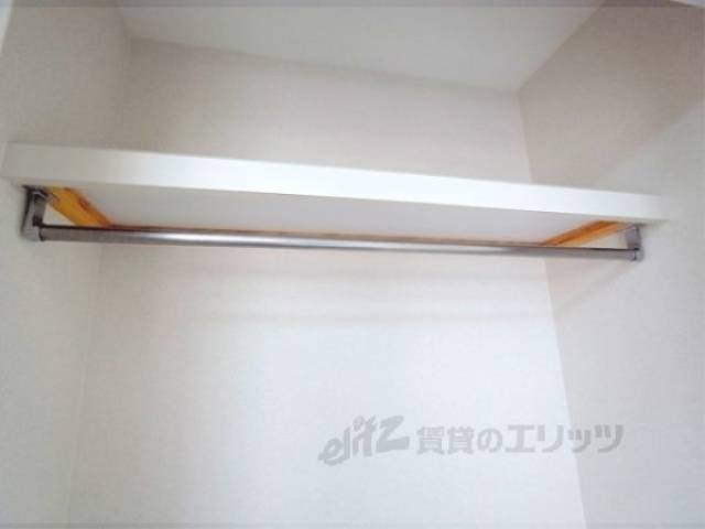 収納　ハンガーかけ　便利なハンガーかけ付き。