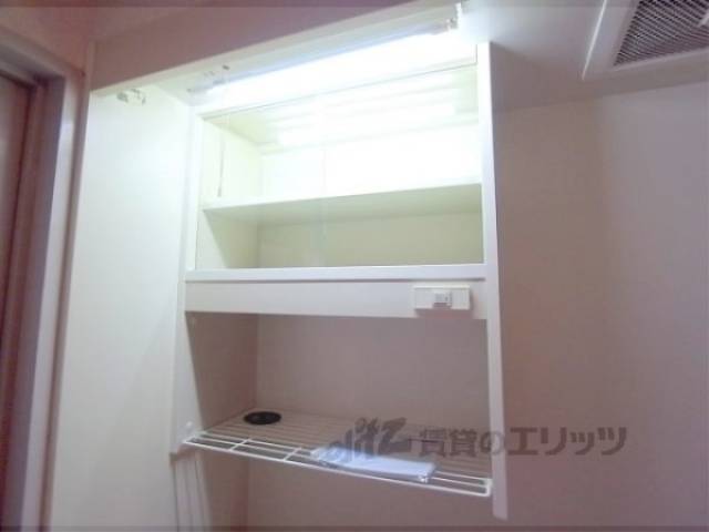 キッチン　上部収納　水切り棚も付いていまう。