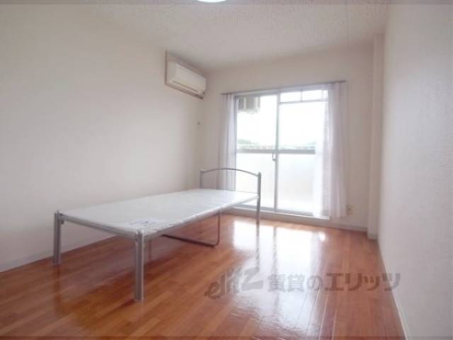 居室　陽が良く入り、明るいお部屋です。