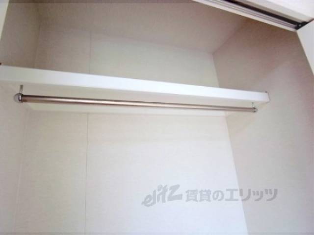 収納　ハンガーかけ　便利なハンガーかけ付き。