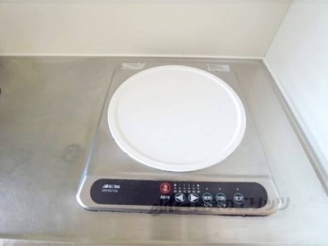 キッチン　コンロ　ヒーターなので、お掃除がしやすいです。