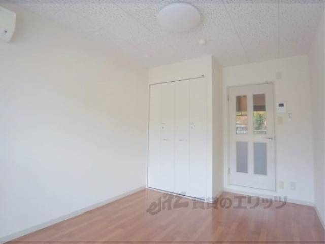 居室　きれいなお部屋です。