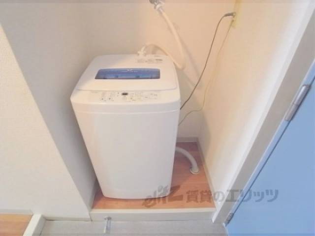 洗濯機置場　洗濯機が室内についています。