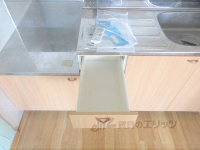 キッチン　給湯機　引出し